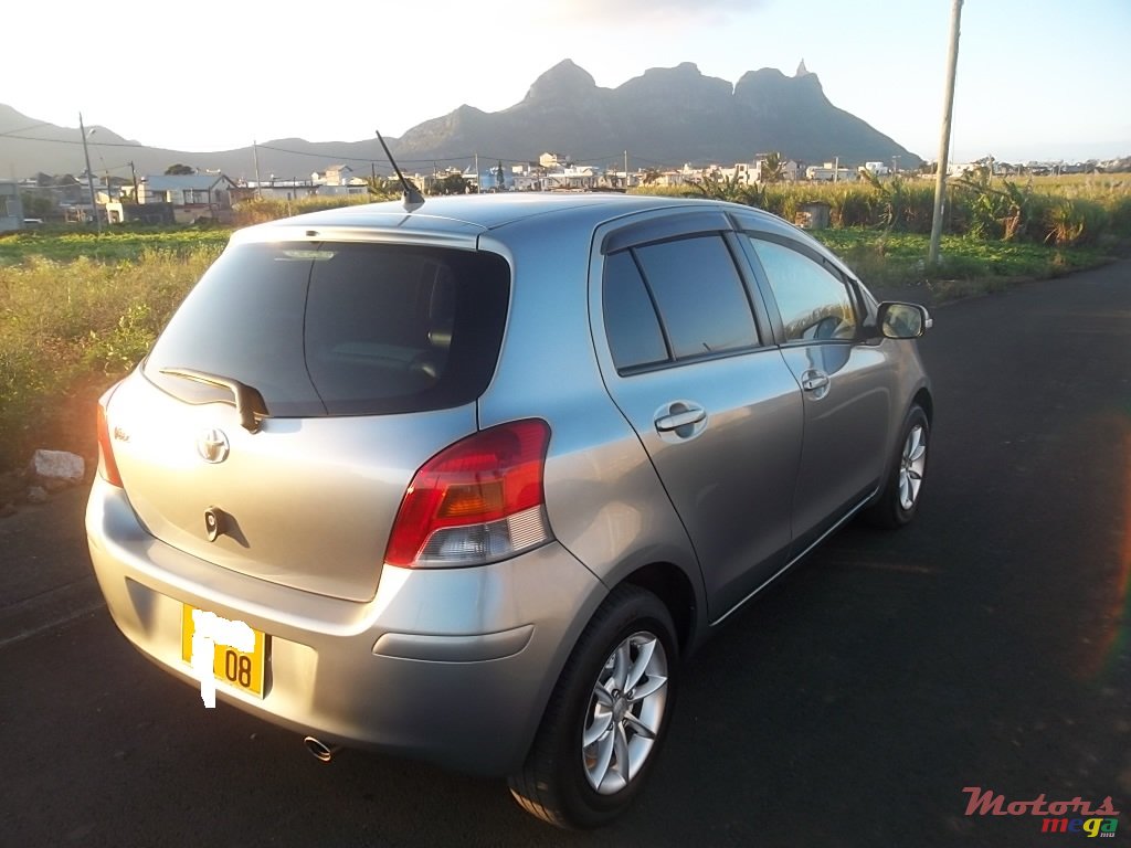 2008' Toyota Vitz photo #3