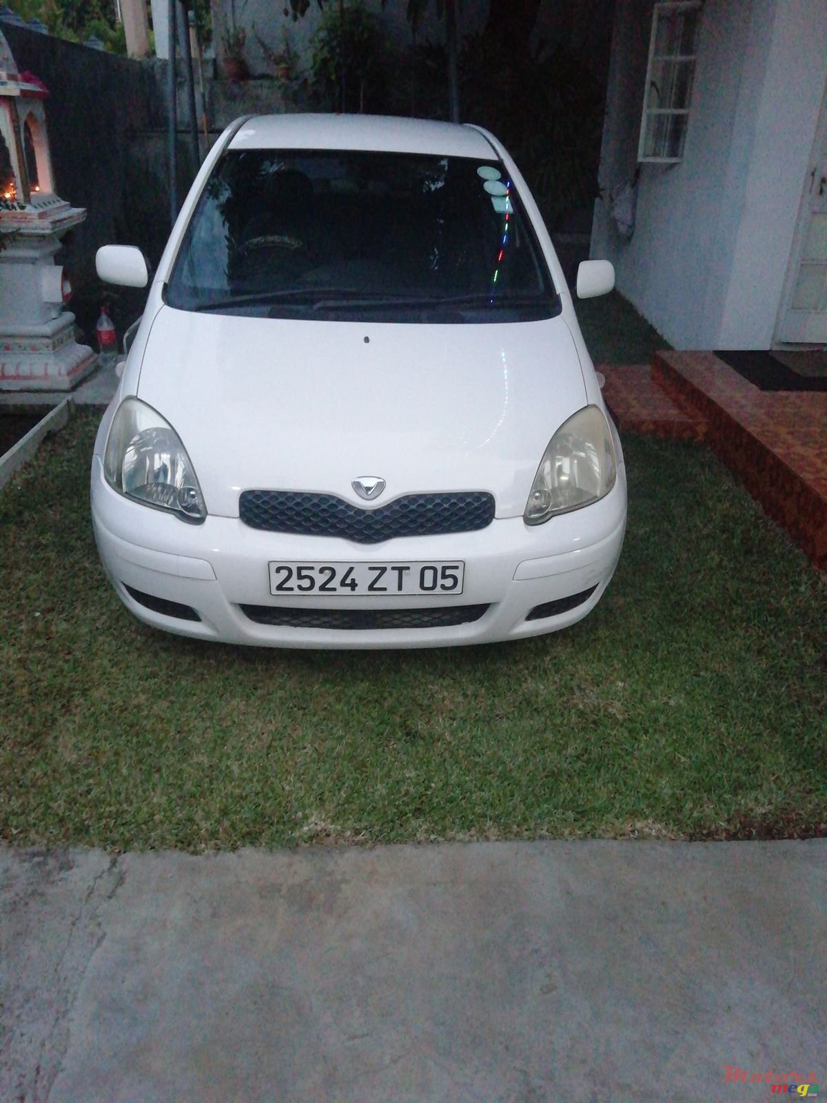 2005' Toyota Vitz photo #1