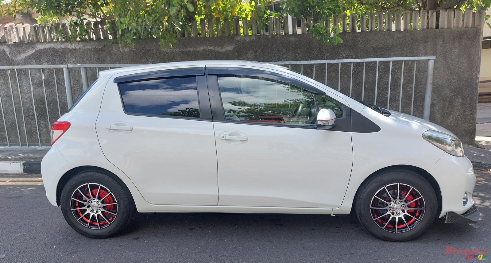 2013' Toyota Vitz photo #4