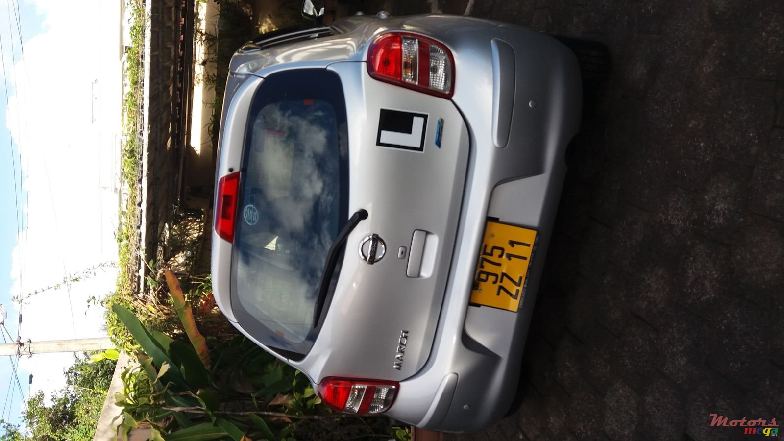 2011' Nissan photo #1