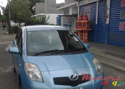 2005' Toyota Vitz photo #1