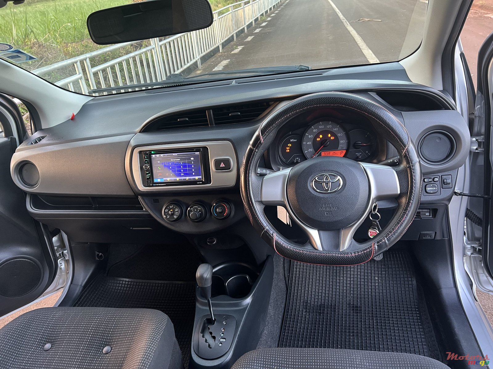 2014' Toyota Vitz photo #2