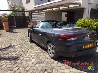 2012' Renault Megane CC Coupé Cabriolet photo #2