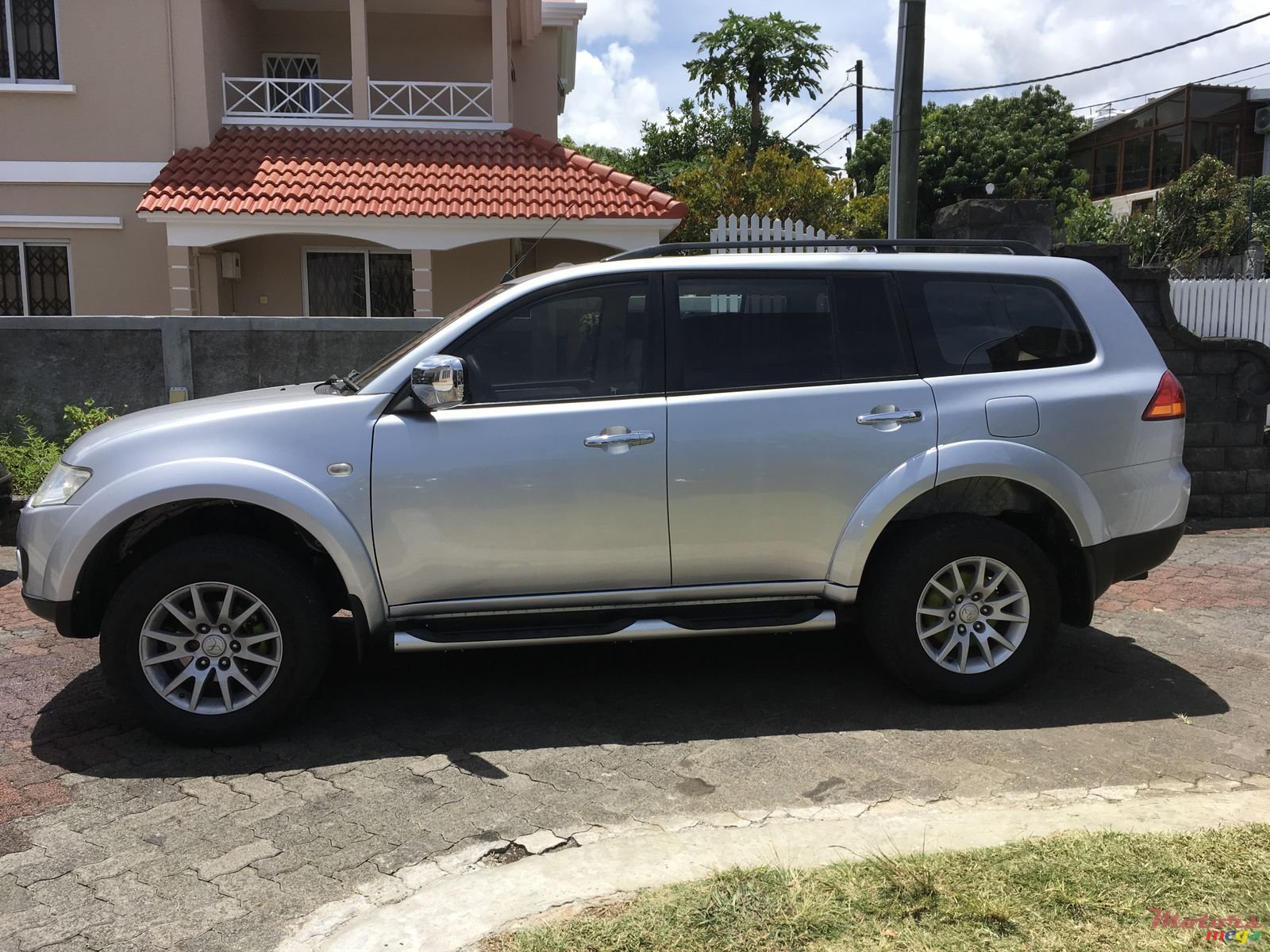 2011' Mitsubishi photo #1