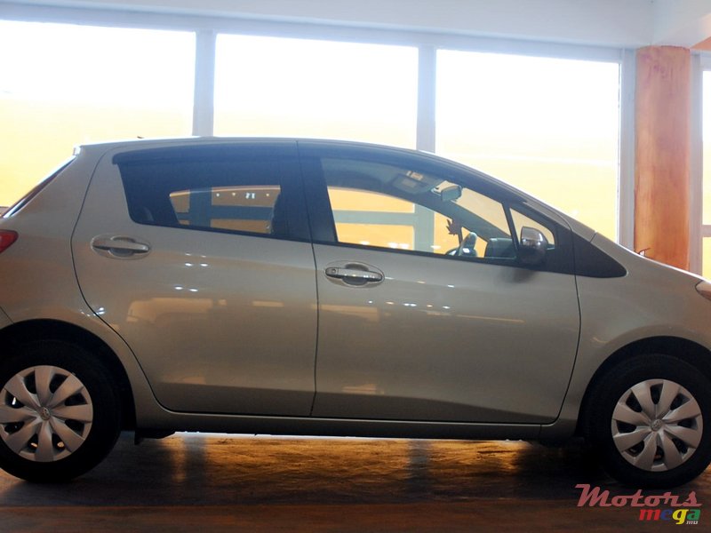 2013' Toyota Vitz photo #2