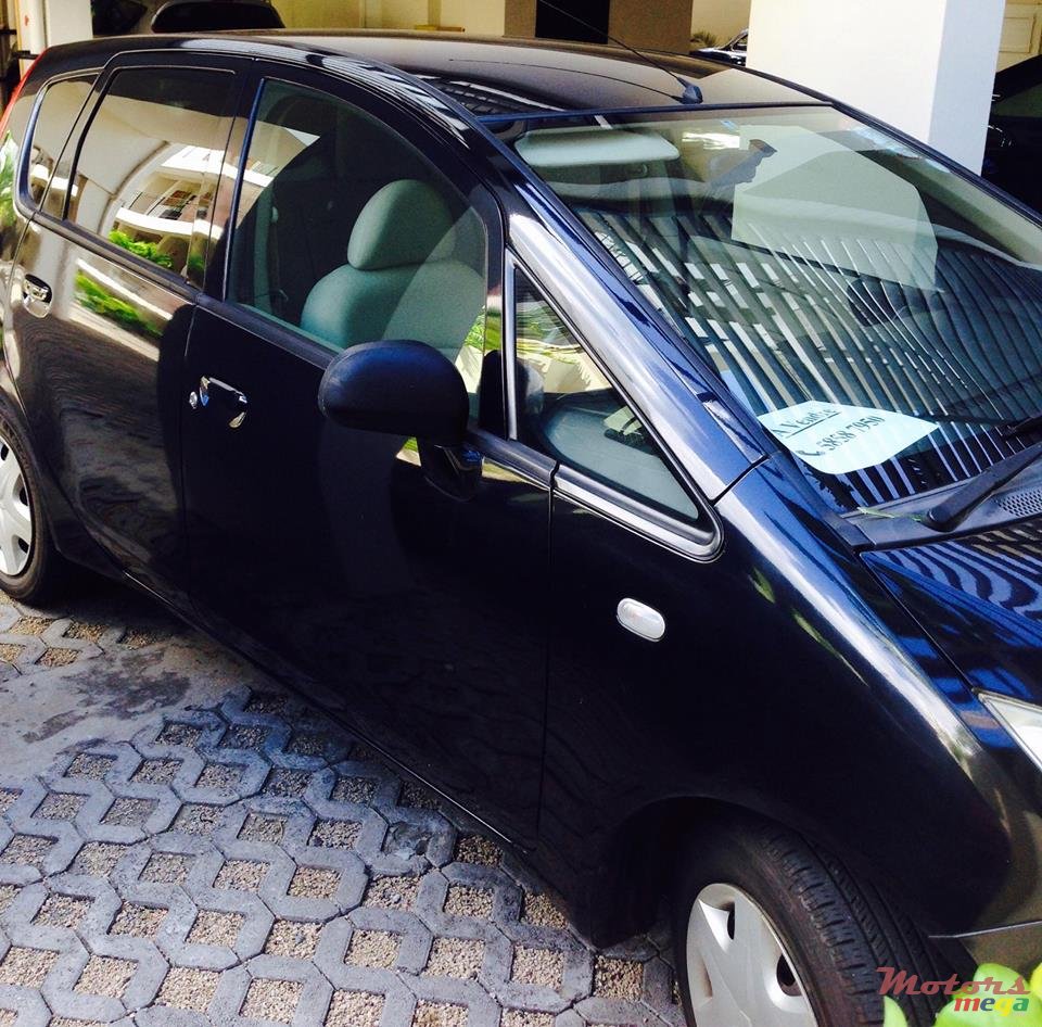 2006' Mitsubishi Colt photo #2