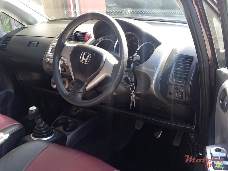 2006' Honda Fit photo #2