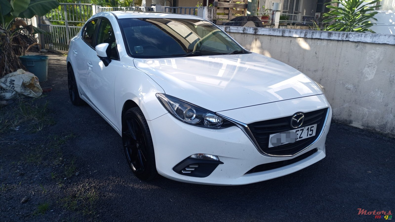 2015' Mazda Mazda3 SKYACTIV photo #1