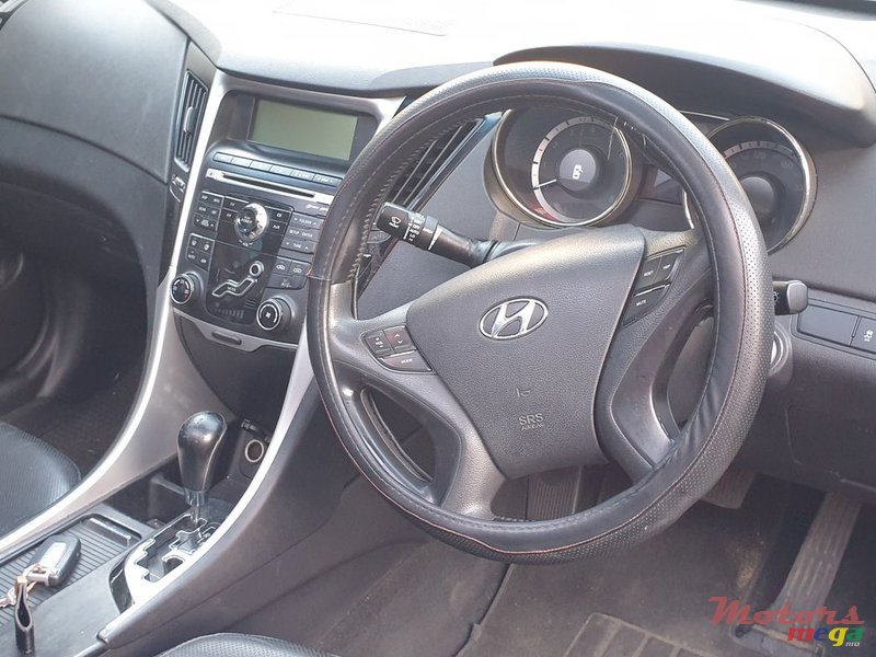 2011' Hyundai Sonata photo #3