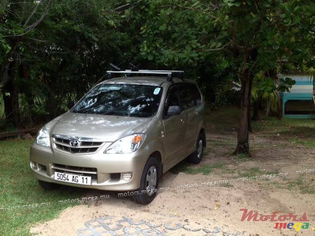 2011' Toyota Avanza photo #1