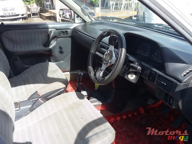 1992' Mazda 323 photo #3