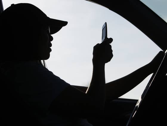 Web Surfing While Driving Becomes Dangerous Trend, Study Says