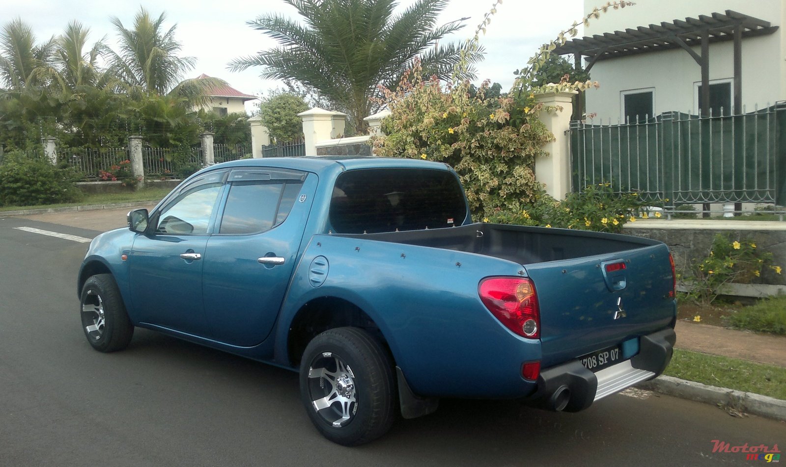 2007' Mitsubishi Sportero L200 4x2 photo #2