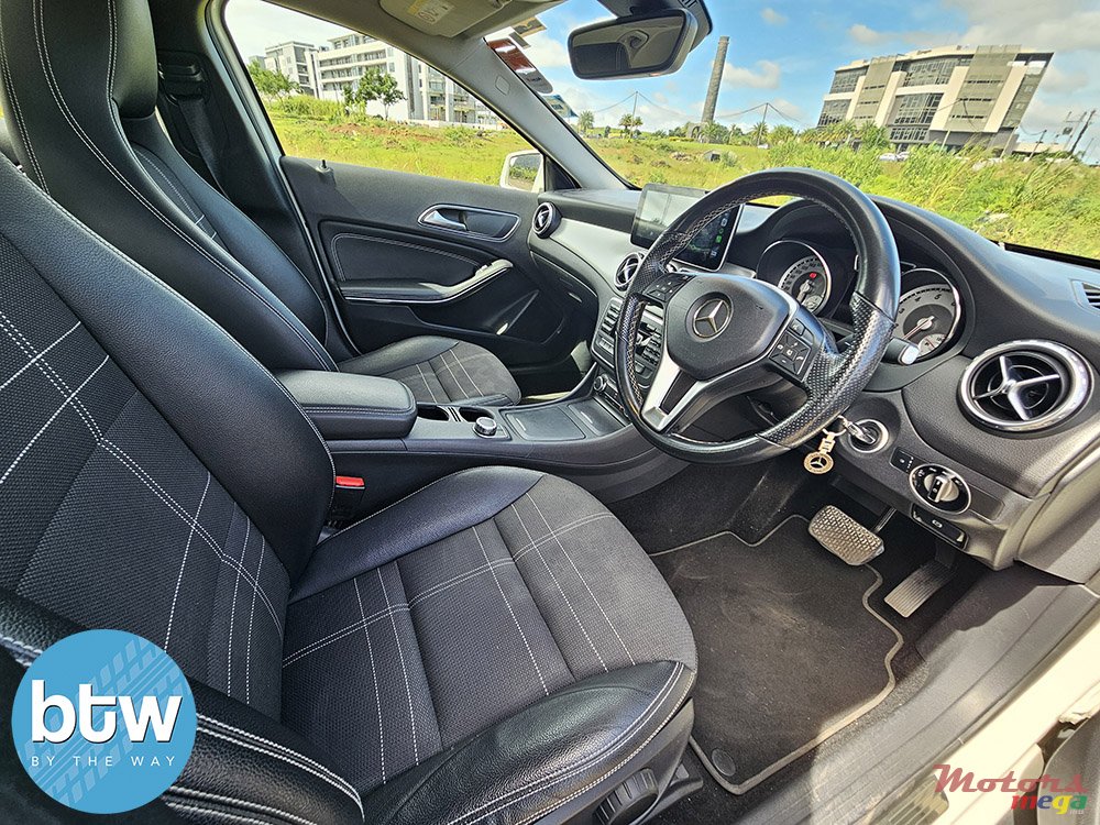 2015' Mercedes-Benz GLA 200 SPORT photo #5