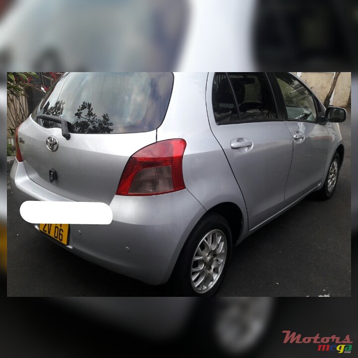 2006' Toyota Vitz photo #2