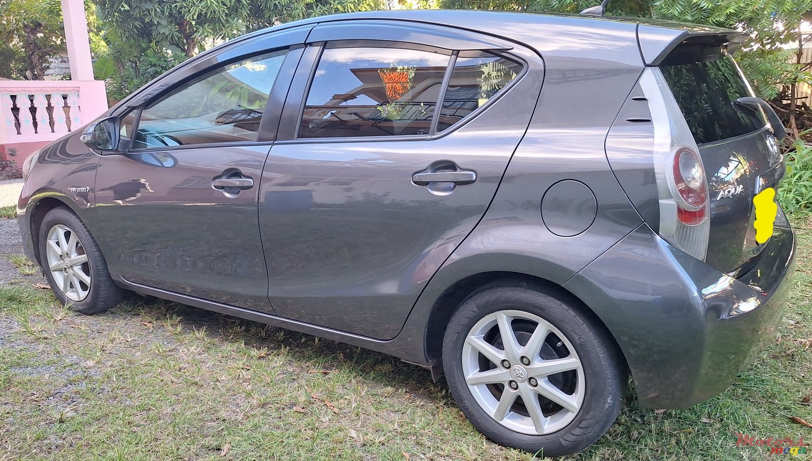 2013' Toyota Aqua Hybrid photo #2