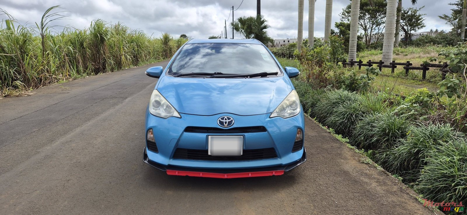 2012' Toyota Aqua photo #2