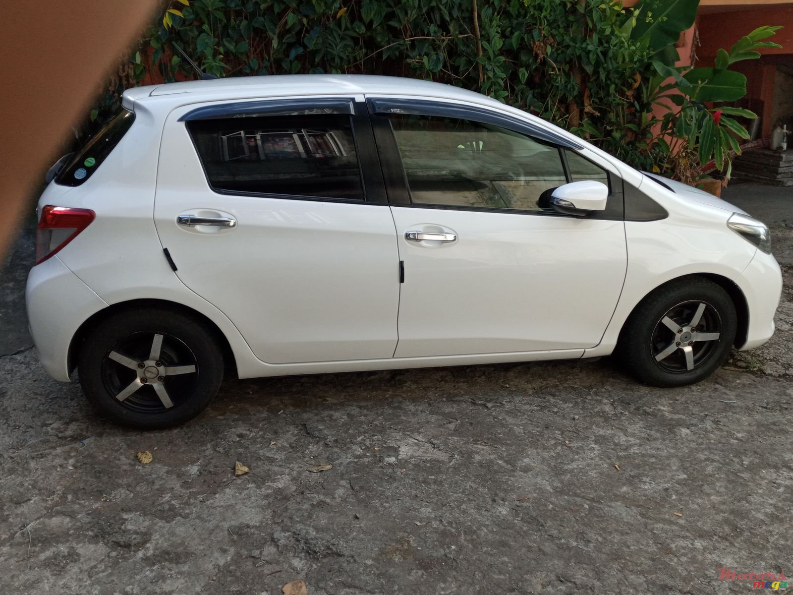 2012' Toyota Vitz photo #3