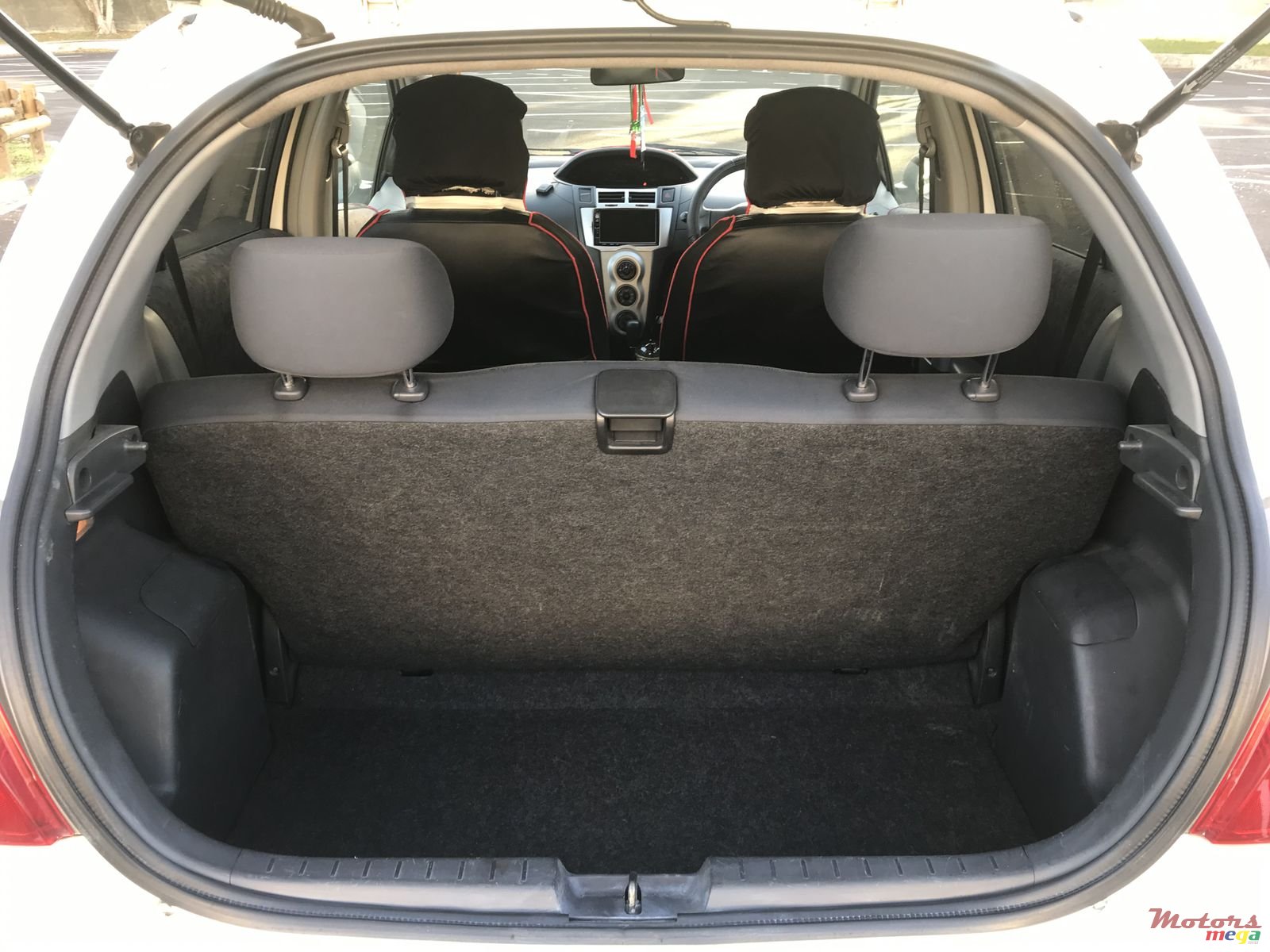 2008' Toyota Vitz photo #6