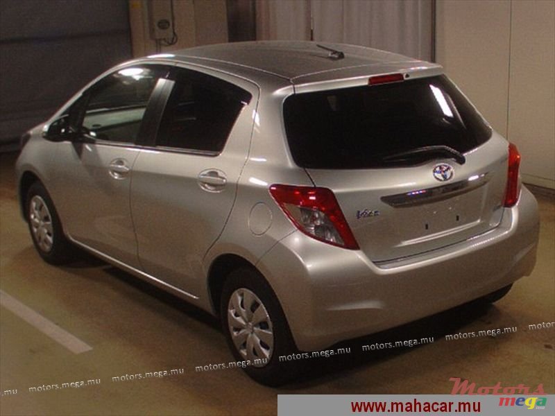 2011' Nissan Vitz photo #2