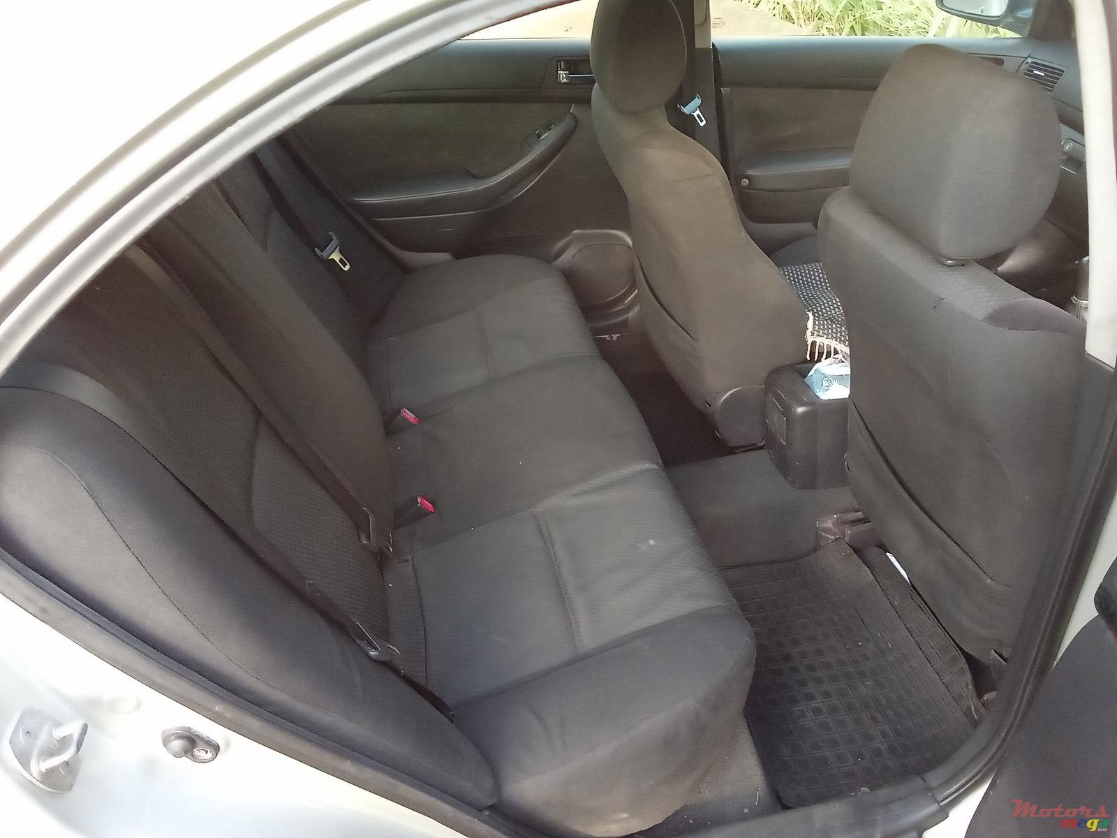 2004' Toyota Avensis Verso photo #4