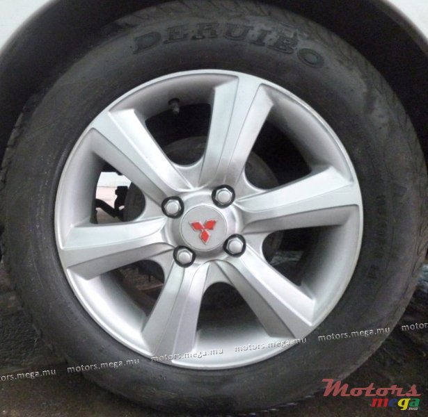 2003' Mitsubishi Lancer GLX photo #4