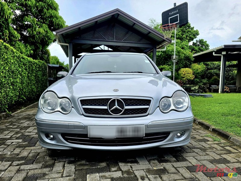 2005' Mercedes-Benz C 350 photo #1