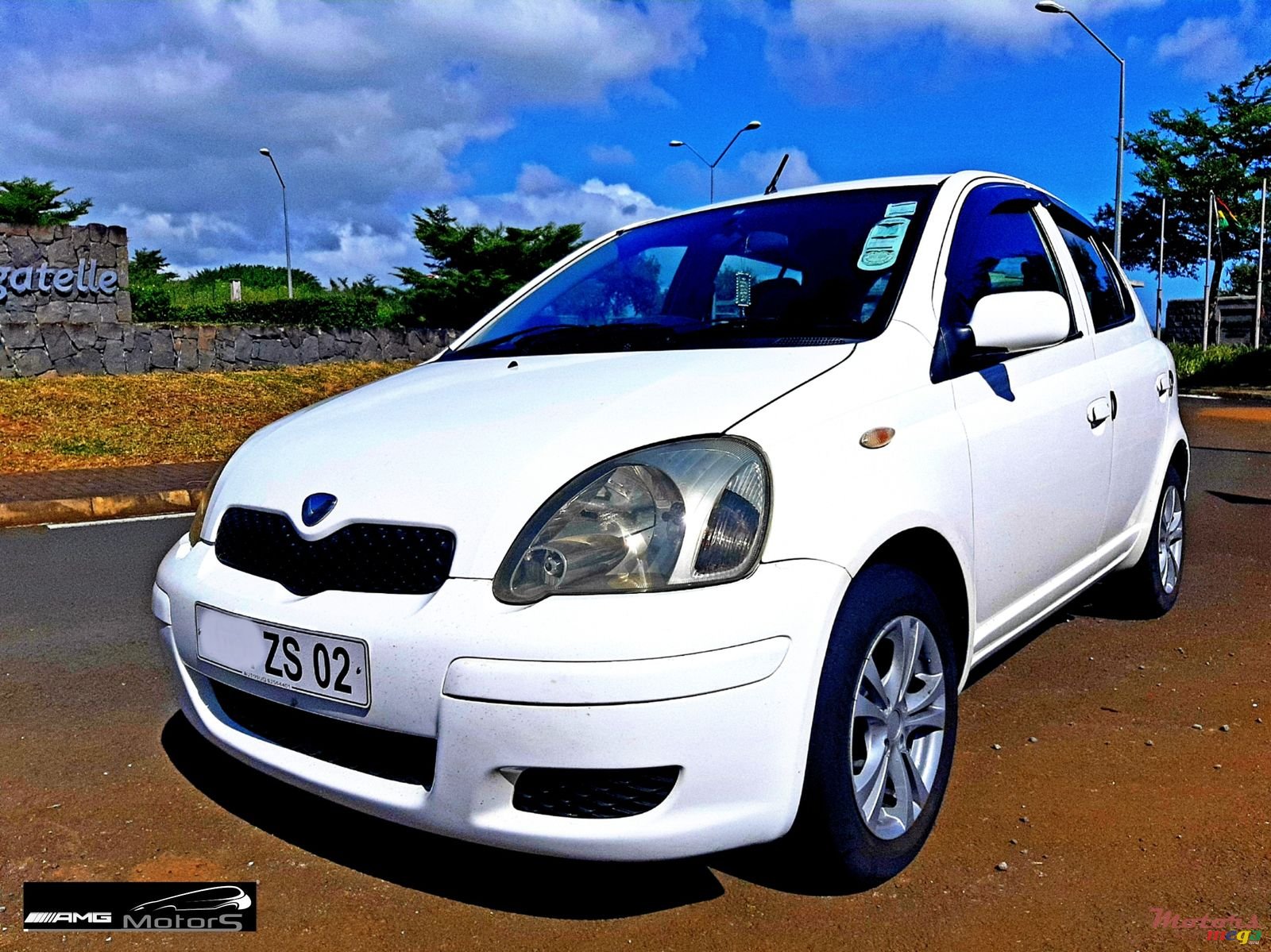 2002' Toyota Vitz photo #2