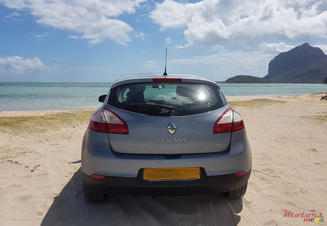 2011' Renault Megane photo #1