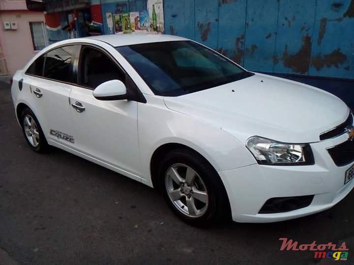2011' Chevrolet Cruze photo #2