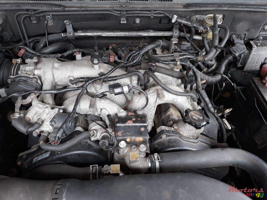 2005' Mitsubishi Pajero photo #3