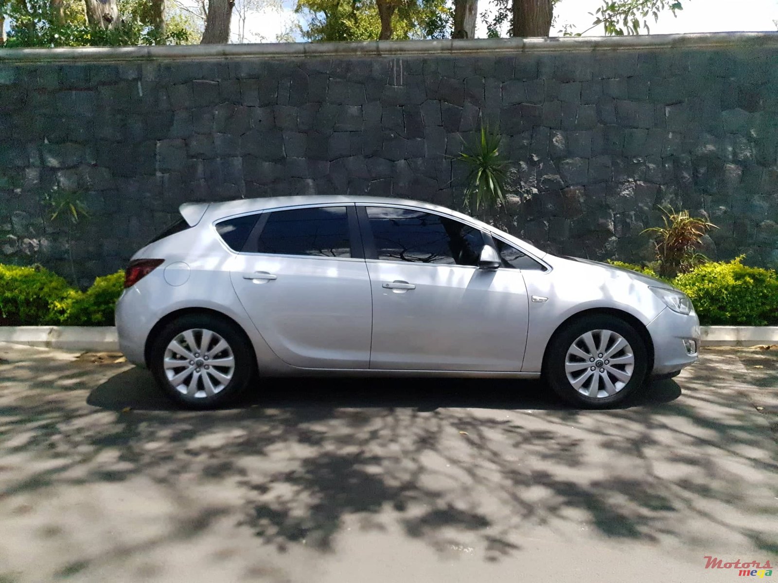 2012' Opel Astra J photo #1