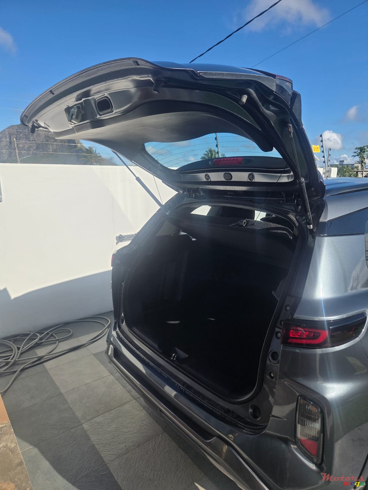 2023' Toyota Urban Cruiser photo #5