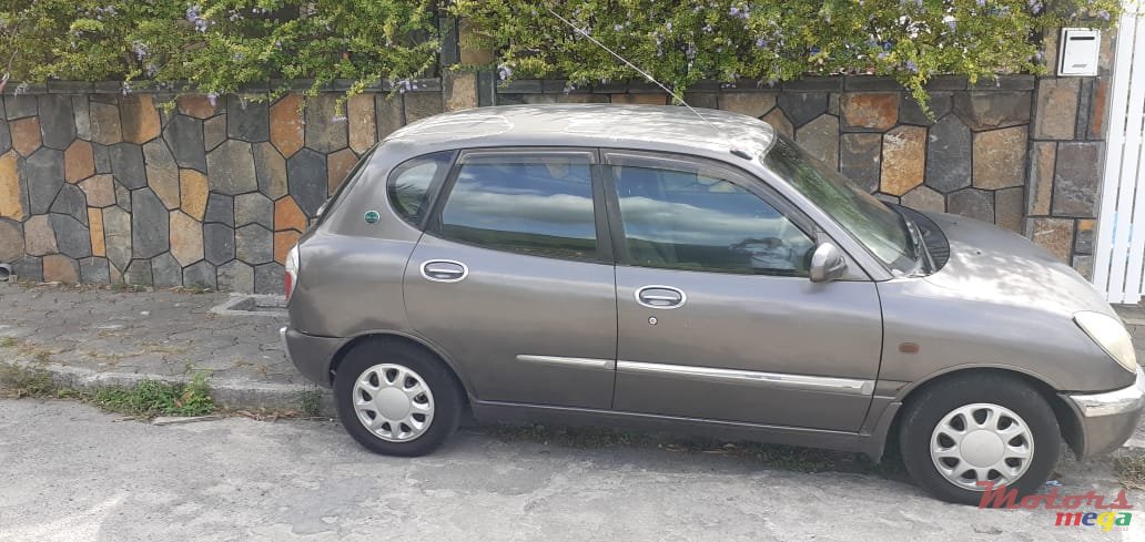 1998' Toyota Duet photo #2