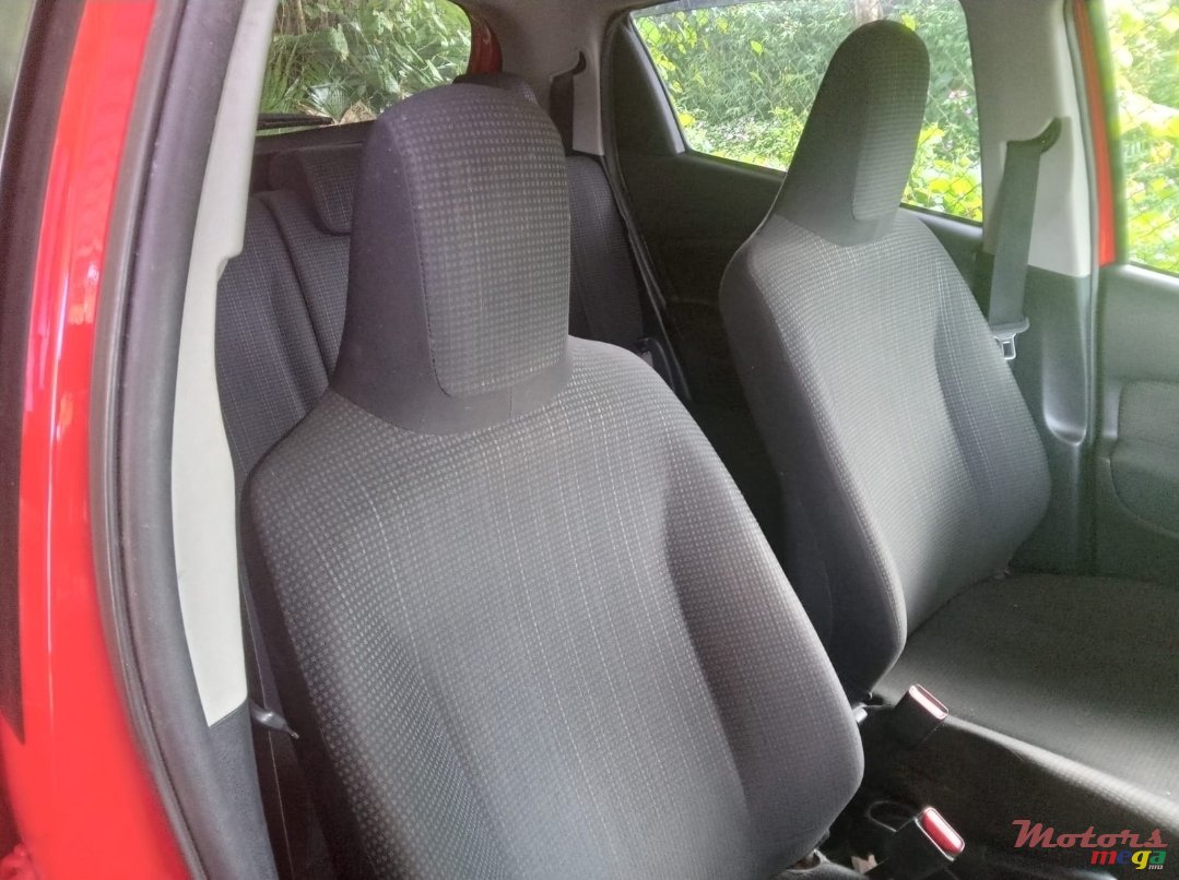 2015' Toyota Vitz photo #3