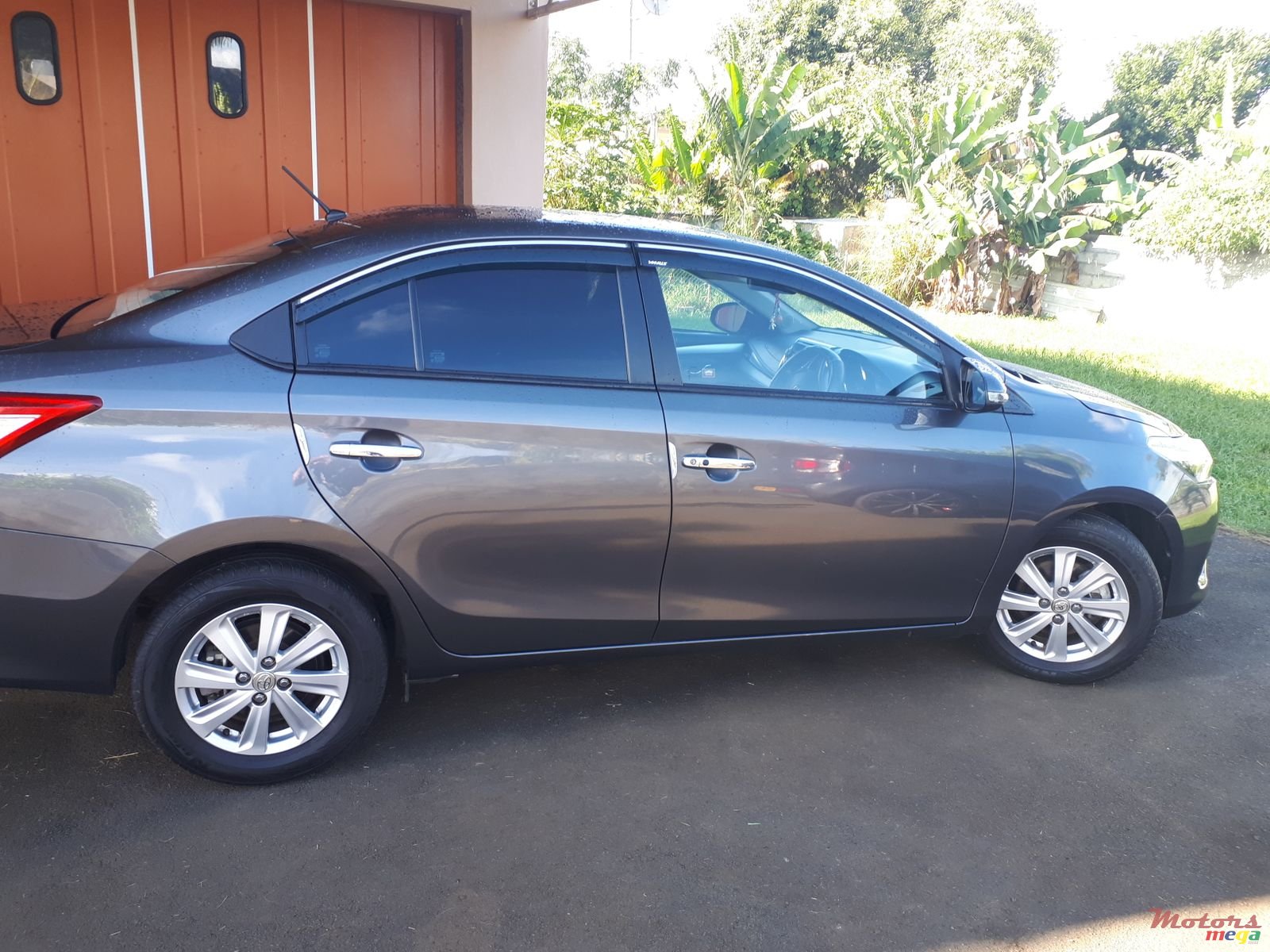 2013' Toyota Yaris photo #2