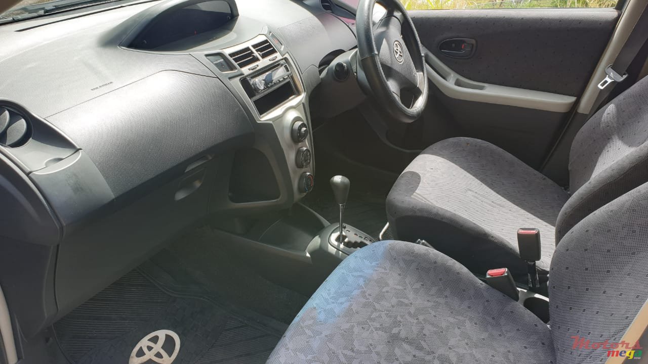 2009' Toyota Vitz photo #3