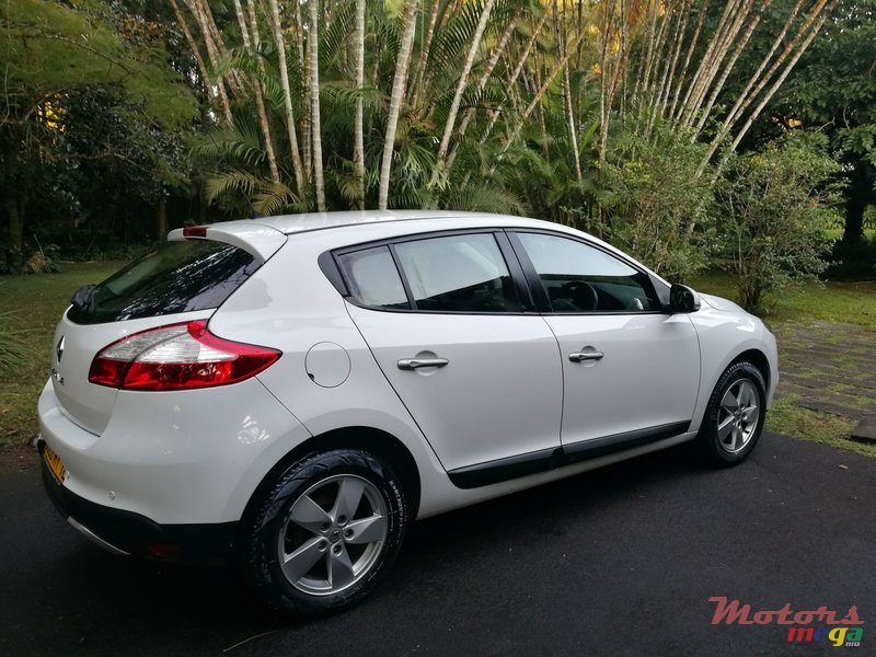 2012' Renault Megane photo #6