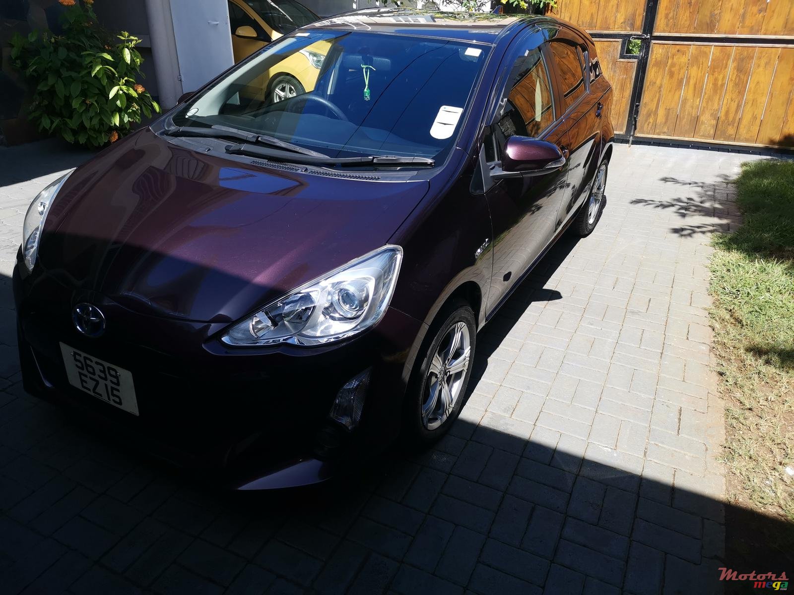 2015' Toyota Aqua photo #1