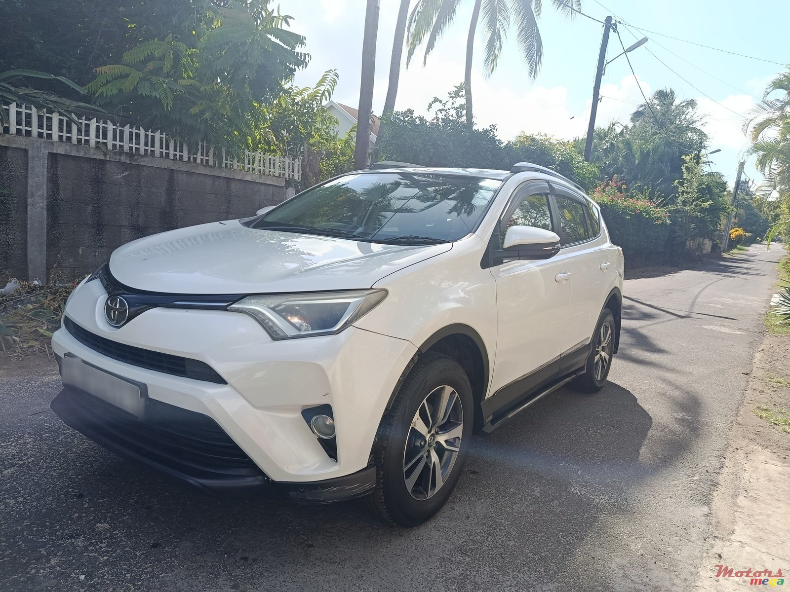 2017' Toyota RAV4 photo #2
