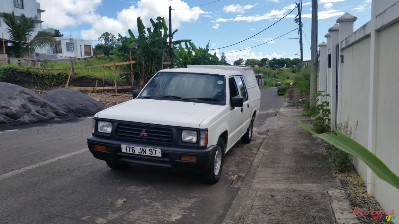 1997' Mitsubishi L 200 Double Cab 4x2 photo #1