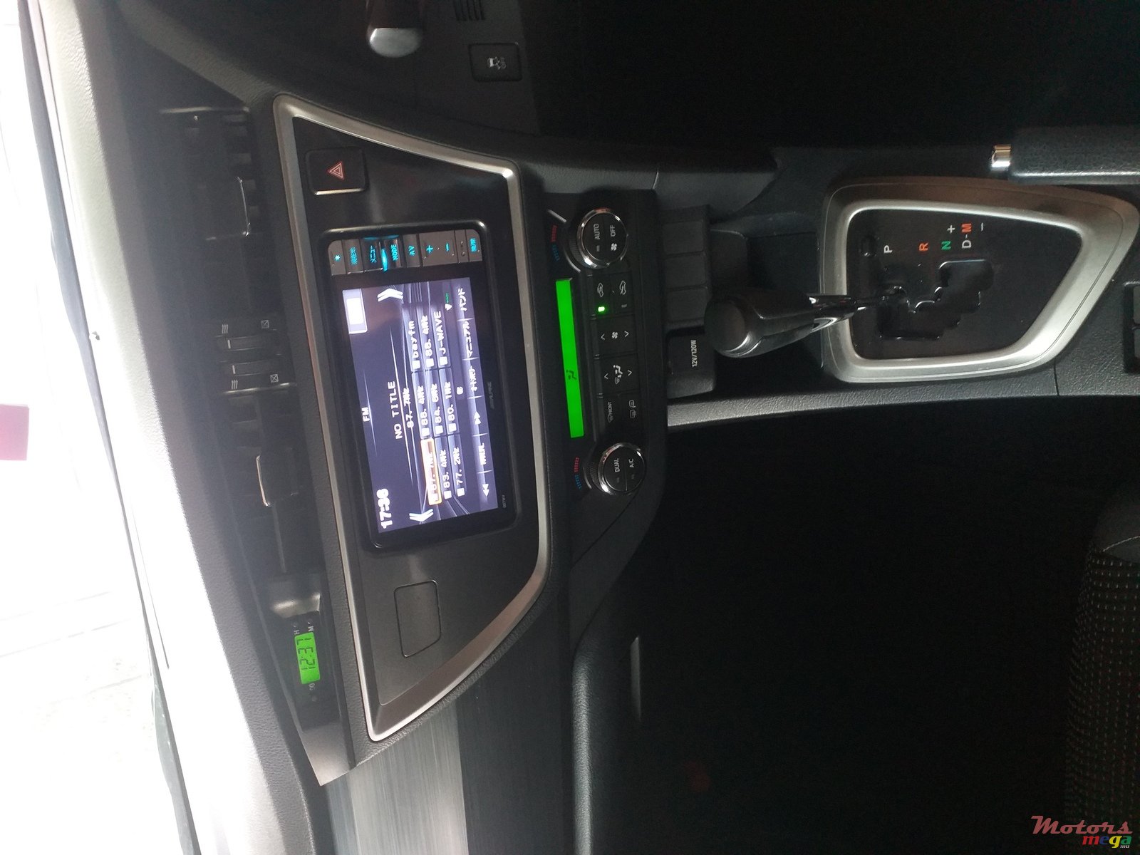 2013' Toyota Auris photo #3