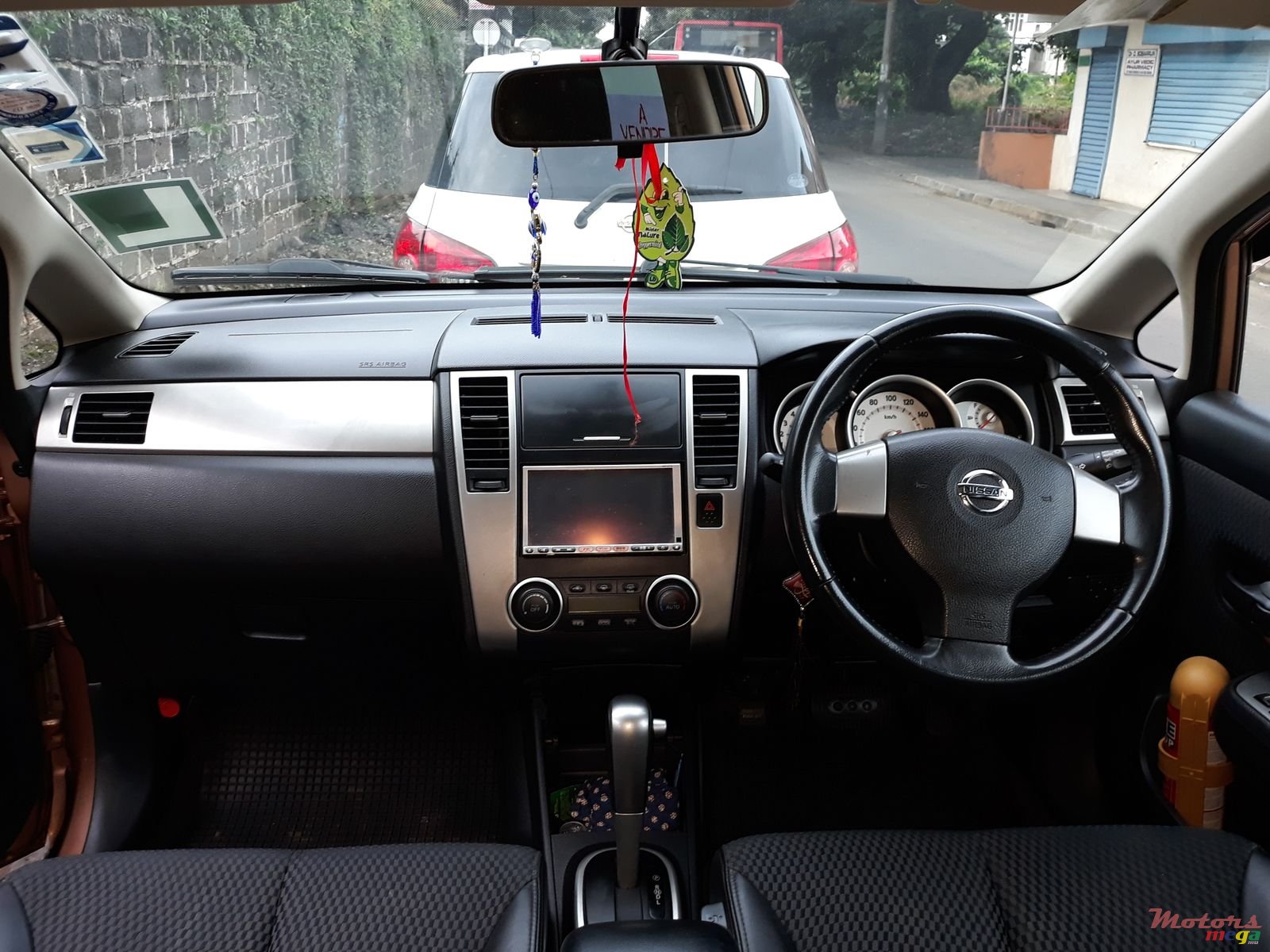 2010' Nissan Tiida photo #2