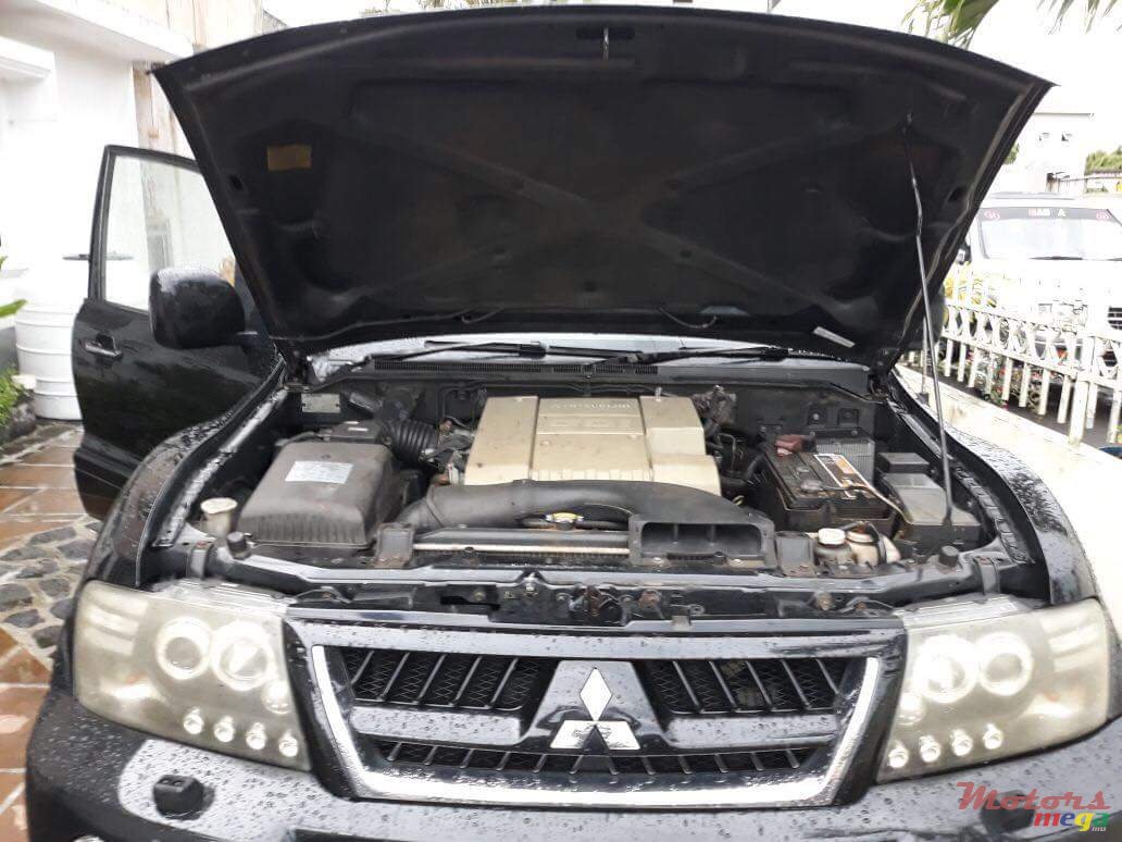 2005' Mitsubishi Pajero photo #4