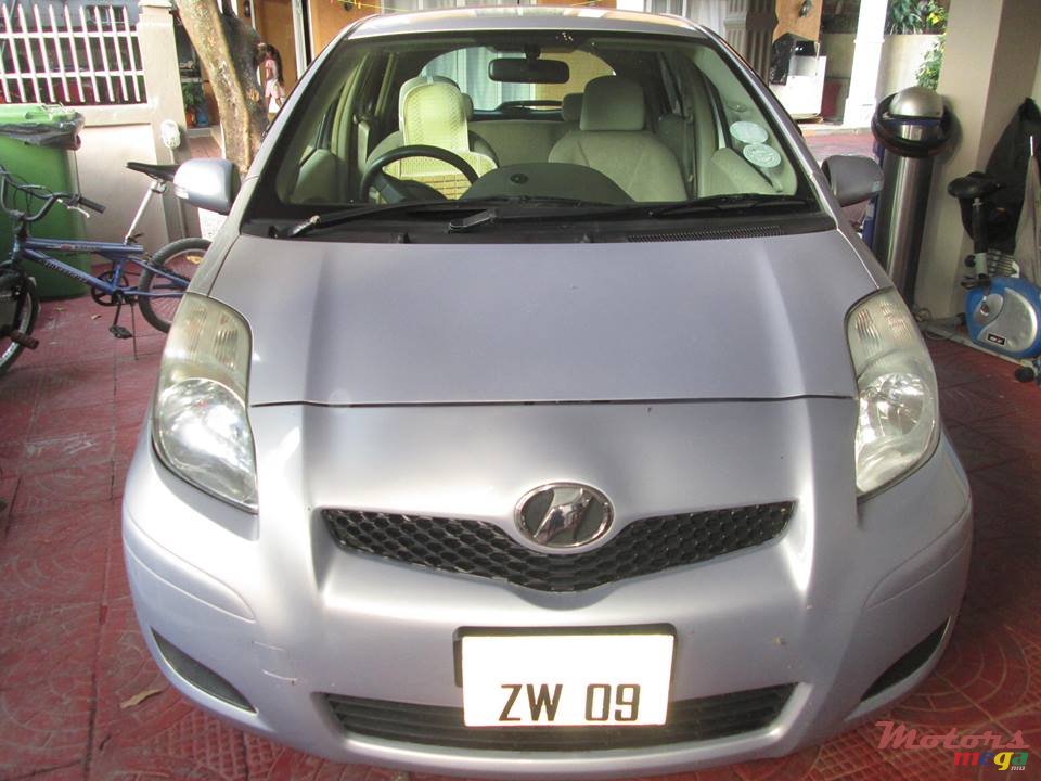 2009' Toyota Vitz photo #1