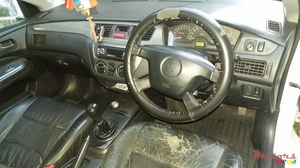 2004' Mitsubishi Lancer GLX photo #3