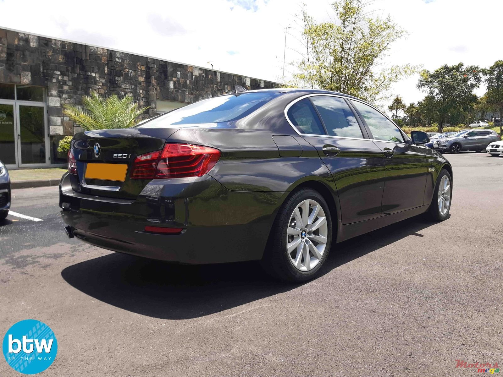 2014' BMW 5 Series 520i photo #2