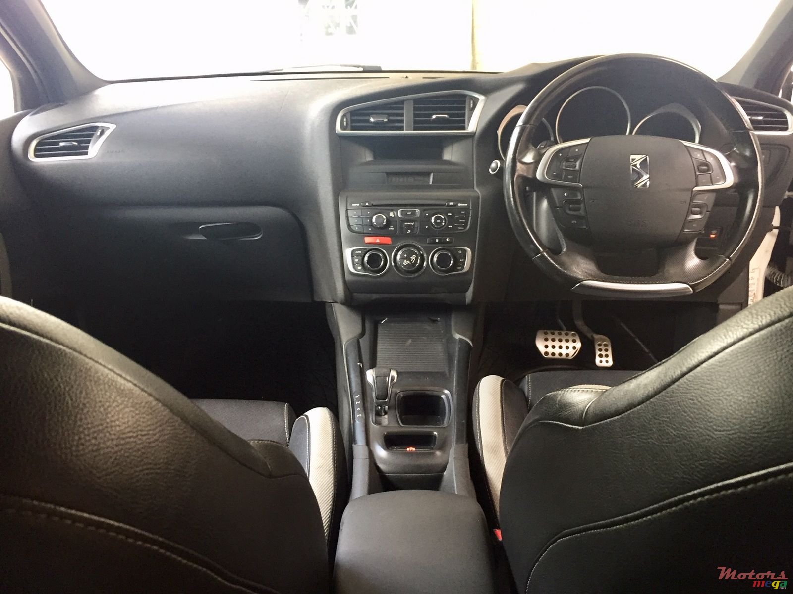 2012' Citroen DS4 photo #2