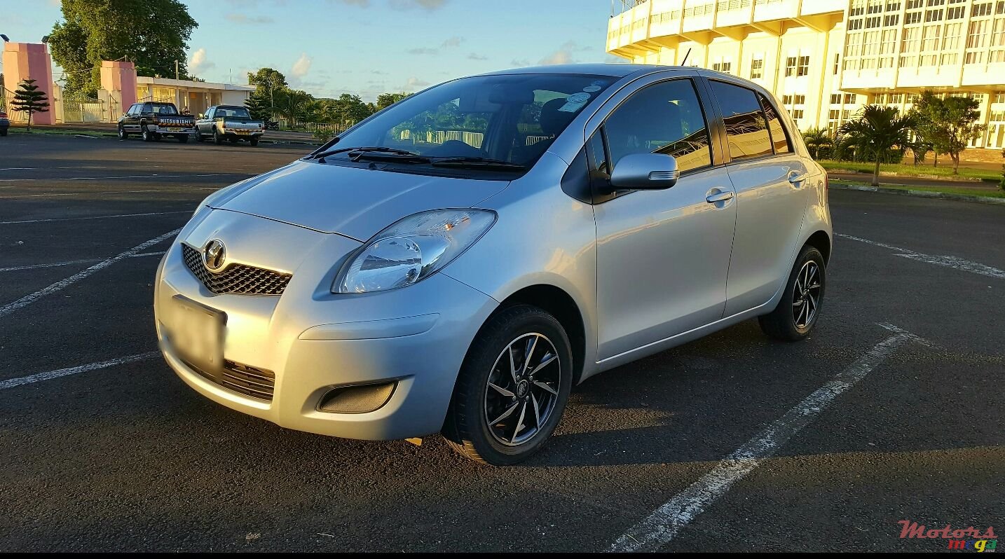 2008' Toyota Vitz photo #2