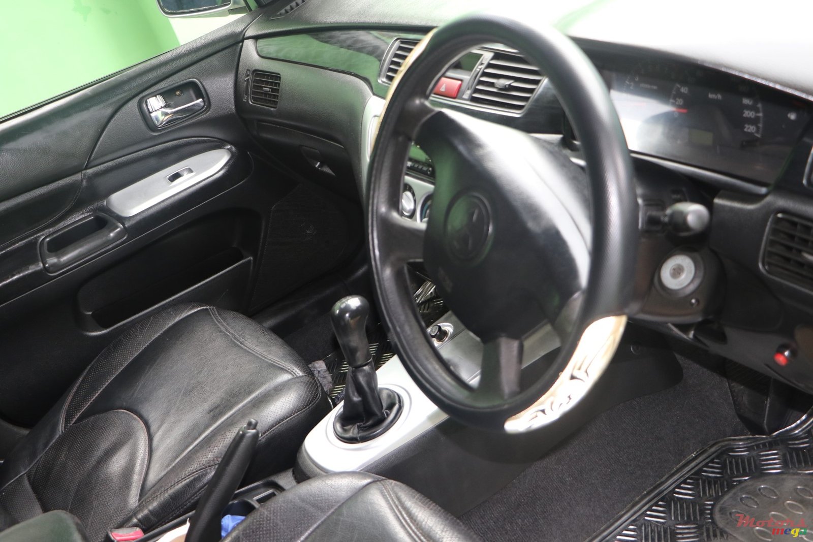 2005' Mitsubishi Lancer GLX photo #4